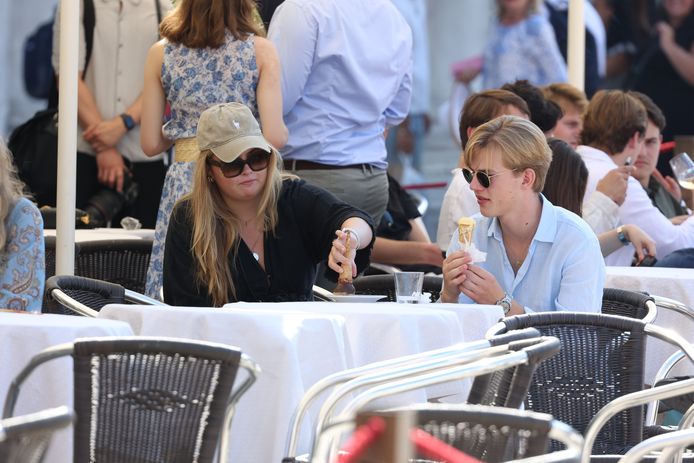 Amalia eats ice cream with an unknown young man.