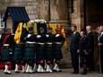De lijkkist van Elizabeth komt aan in de Schotse hoofdstad Edinburgh.