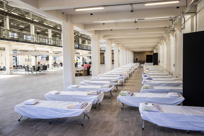 Simpele veldbedden in het Hazemeijercomplex, waar het Centraal Orgaan opvang asielzoekers (COA) toestemming heeft gekregen voor een noodopvang voor honderd vluchtelingen.