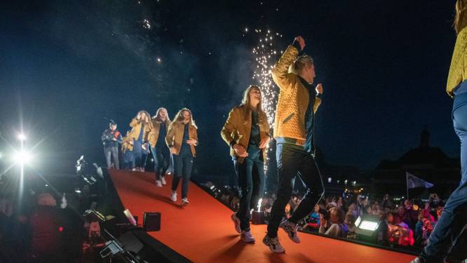 Muziek, show en selfies op oranje loper: Iedereen is nu al trots op Apeldoorn (en WK volleybal moet nog beginnen)
