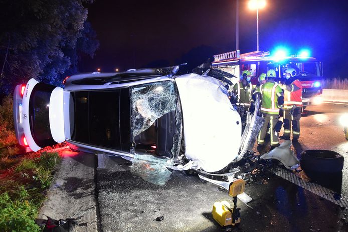De verhakkelde voertuigen versperden een groot deel van de E17, na het ongeval in Waregem.