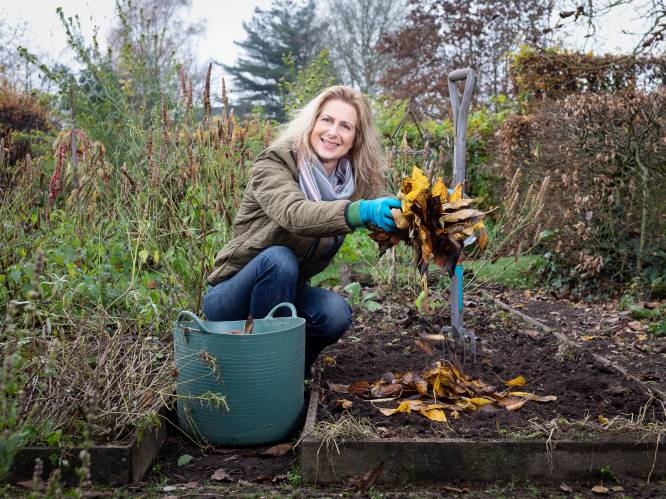 “Stop met spitten, want dan graaf je de vruchtbare laag weer onder”: onze tuinexperte geeft advies voor een gezonde bodem