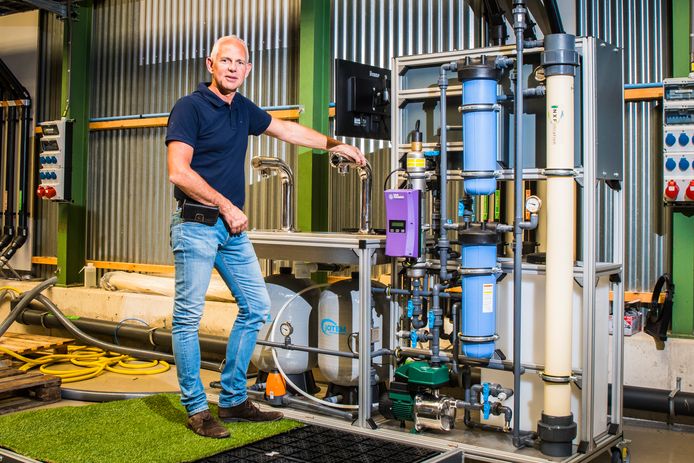 Professor Harry Futselaar bij een zuiveringsinstallatie. „Waterschappen moeten meer investeren in filteren van vervuild water.”