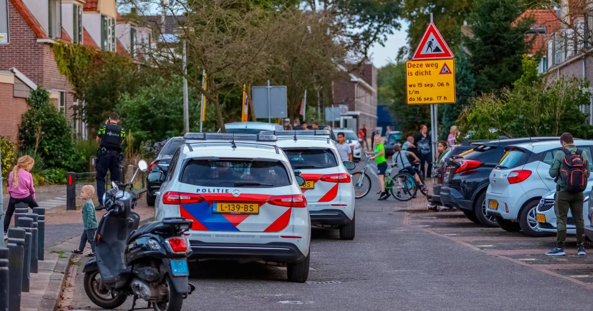Agenten met kogelwerende vesten concentreerden zich op een woning in de Anjerstraat .