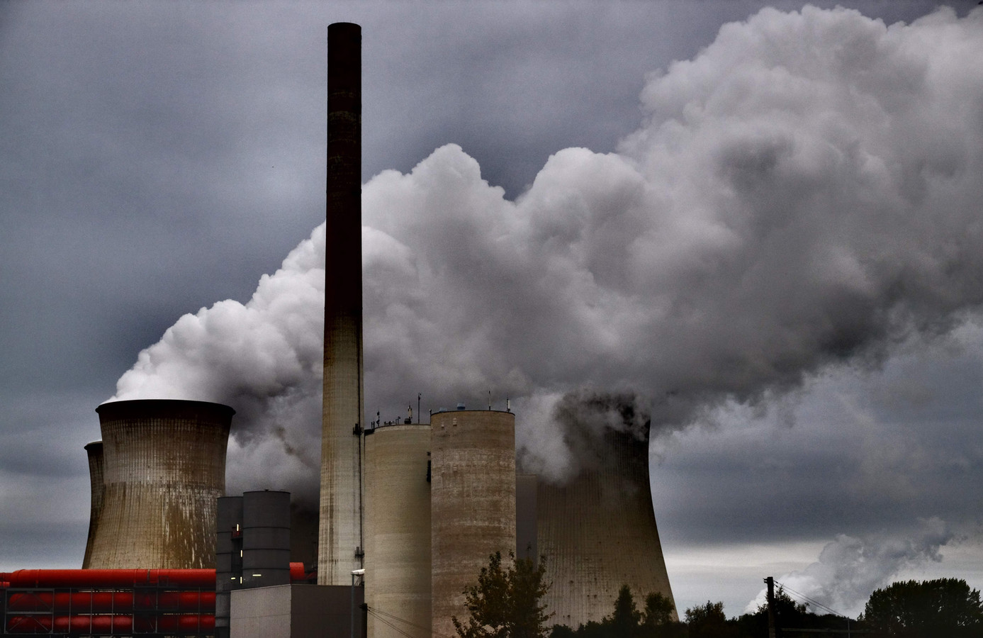 Un pylône électrique probablement saboté dans une centrale électrique ...