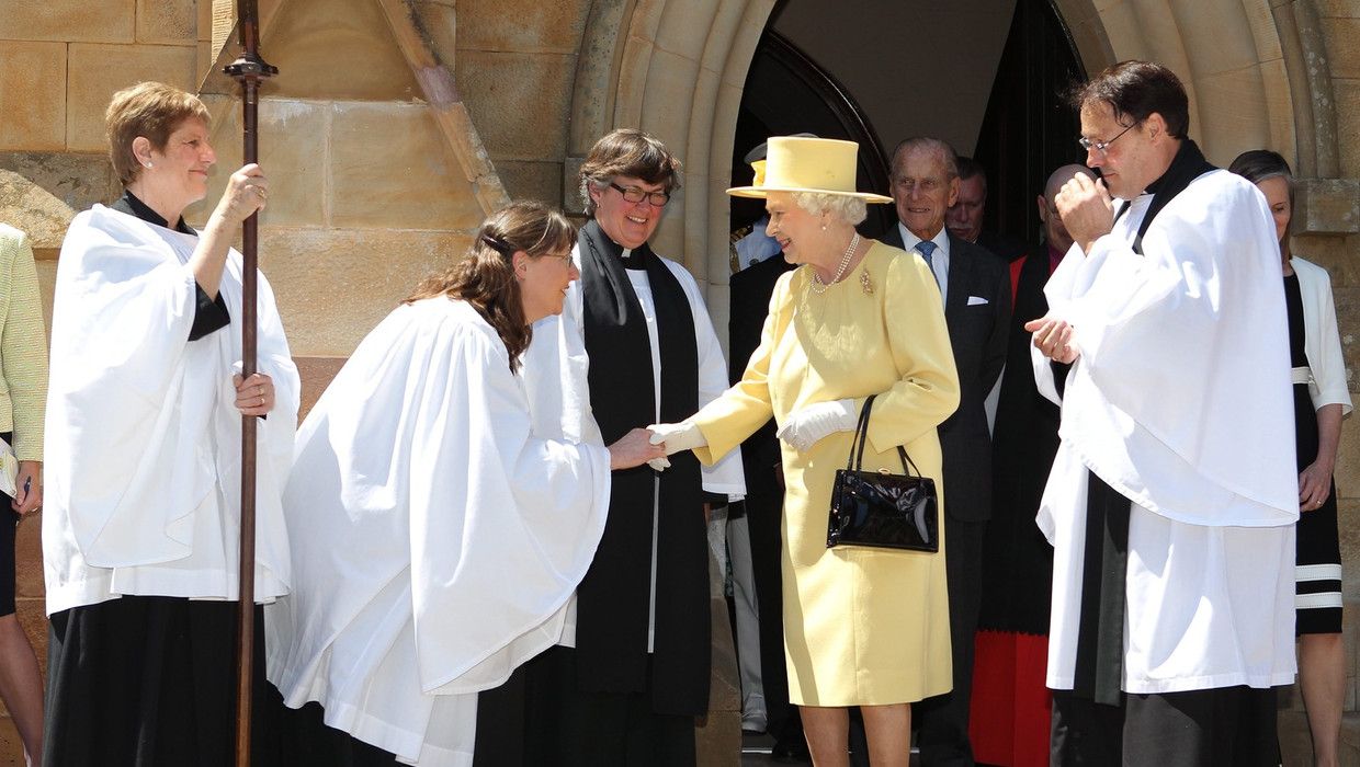 De Britse koningin Elizabeth II bij de Anglicaanse kerk in Canberra, Australië. Beeld epa