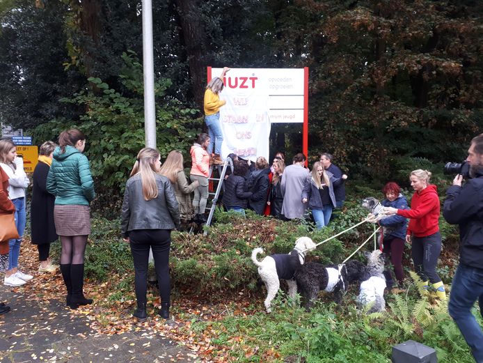 De medewerkers van Juzt hebben er genoeg van, zoals hier bij instelling De Krabbebossen bij Rijsbergen. Ze voelen zich in hun hemd gezet door de aanhoudende onduidelijkheid over hun toekomst.