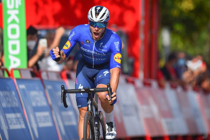 Florian Sénéchal viert zijn overwinning in de dertiende etappe van de Ronde van Spanje.