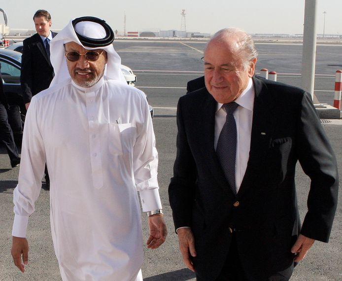 Мохамед бин Хамам (вляво) и Сеп Блатер в Доха през 2010 г.