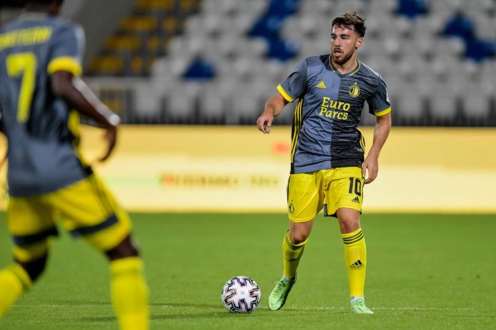 Orkun Kökçü in actie tegen FC Drita.