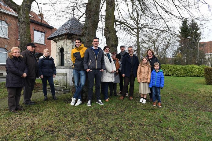 Enkele bewoners protesteren tegen het verdwijnen van het parkje.