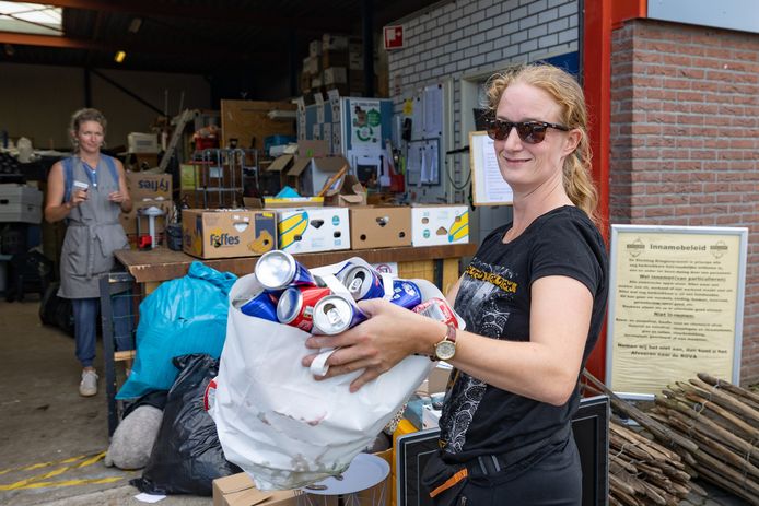 Ingeborg Dulle levert blikjes af, Simone van der Geld van de kringloopwinkel neemt ze in. In Dalfsen betalen ze 15 cent voor een blikje, met (nu) een maximum van 5 euro. De regels zijn aangepast omdat het storm liep en de gemeente arm dreigde te worden.