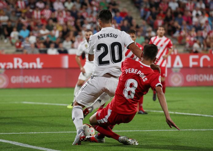 Marco Asensio wordt onderuit gehaald door Pere Pons: weer een strafschop.