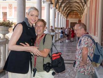Prinses Charlene van Monaco verrast toeristen en gaat met brede glimlach op de foto