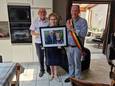 De burgemeester bij het platina koppel.