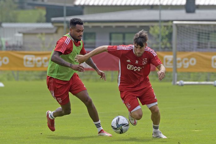 Danilo (l) op de training in duel met Nico Tagliafico.