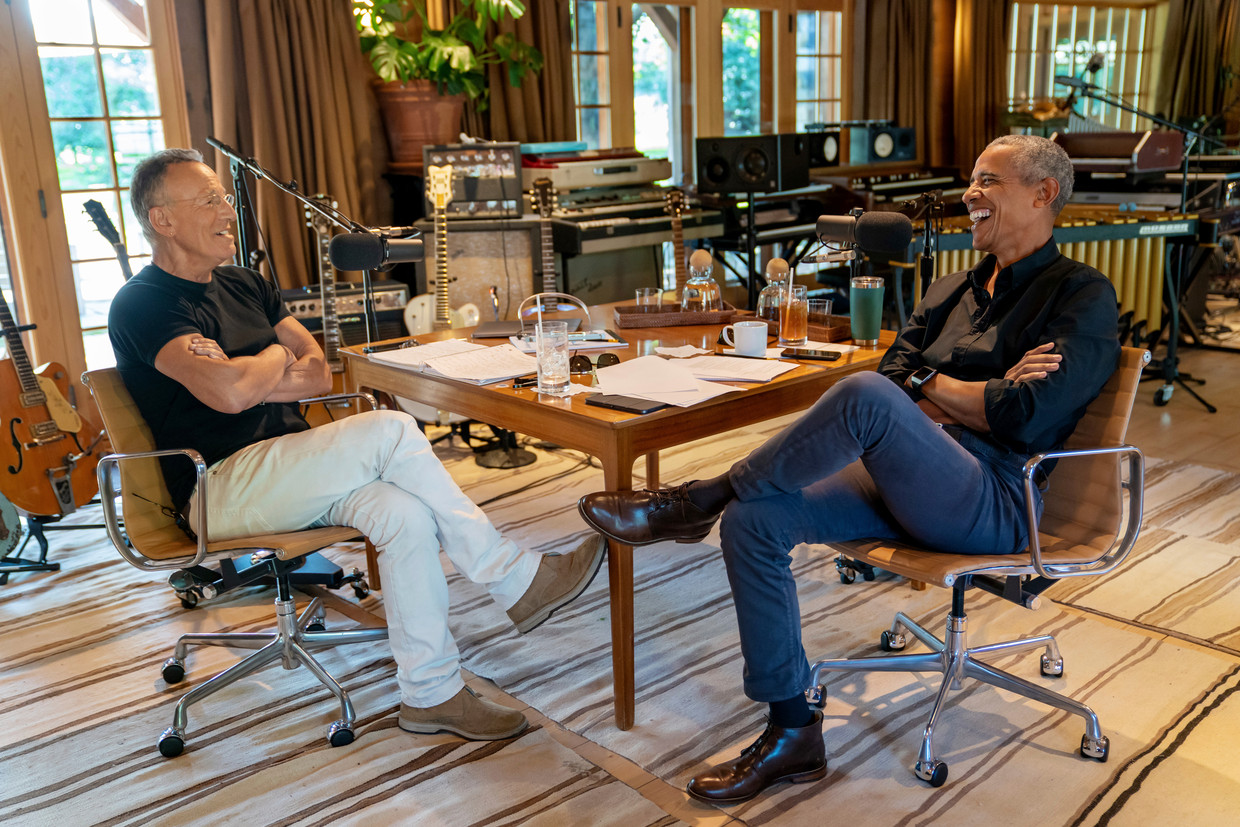 Bruce Springsteen en Barack Obama tijdens de opname van hun podcast, in de studio van ‘The Boss’ in New Jersey.  Beeld AP