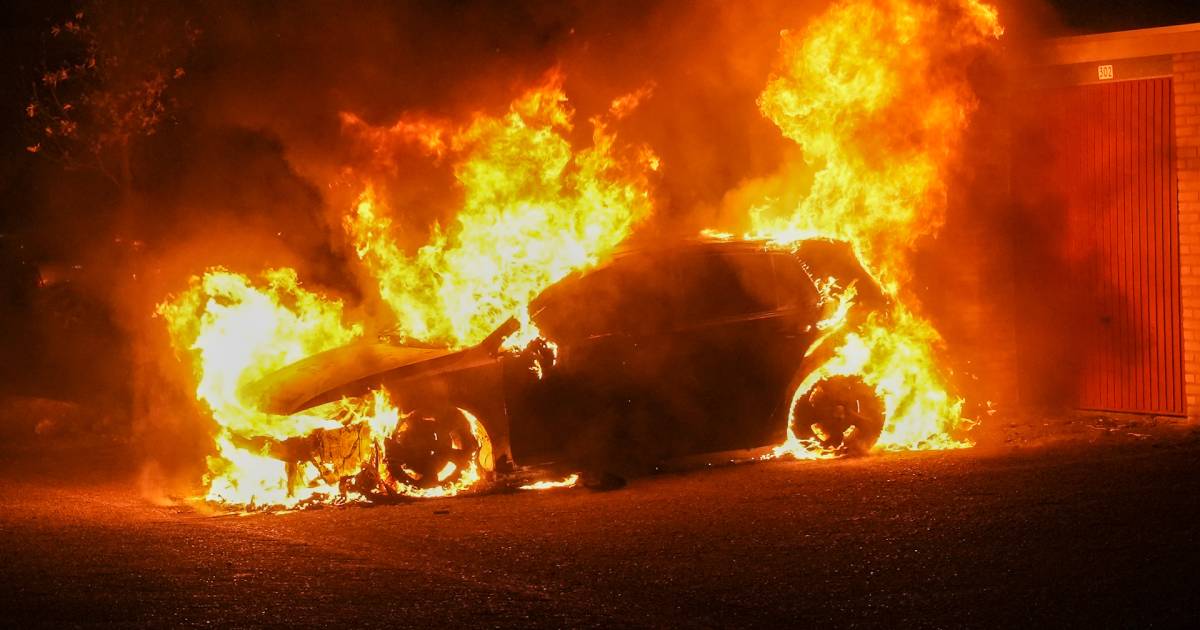 Auto gaat in vlammen op in Oss, politie doet onderzoek.