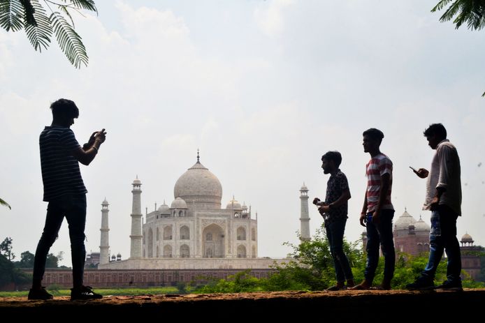 Mensen nemen foto's van de Taj Mahal in Agra.