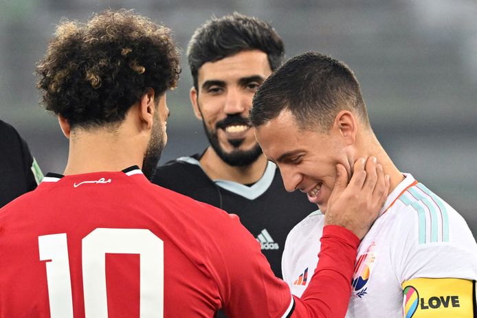 Voor de match werd Hazard in de kaak geknepen door Salah.