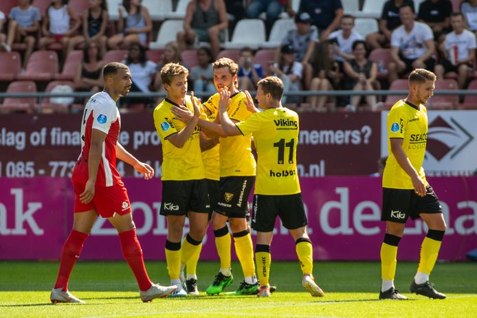 Evert Linthorst wordt gefeliciteerd na een van zijn treffers.