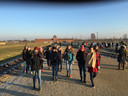 Leerlingen Lek en Linge uit Culemborg tijdens een bezoek aan vernietigingskamp Auschwitz.