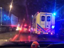 Ambulance moet zich door verkeersdrukte in Dordtse binnenstad wurmen: ‘Dit is absurd’