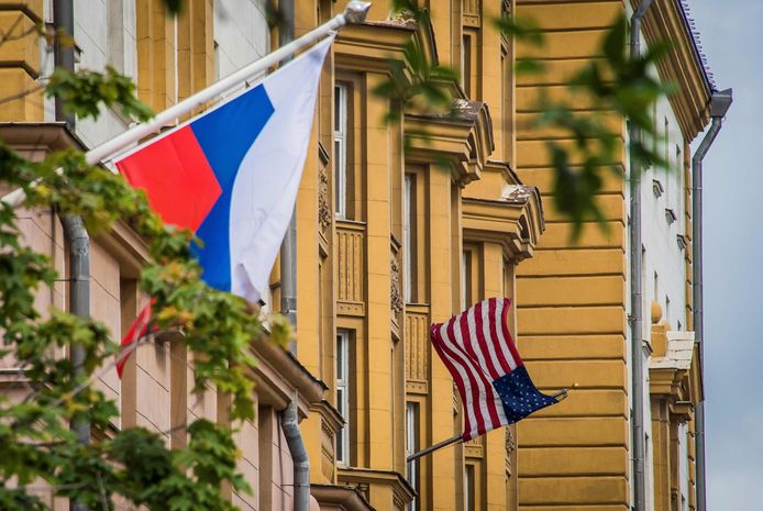 De Russische en de Amerikaanse vlag hangen naast elkaar aan de Amerikaanse ambassade in Moskou.