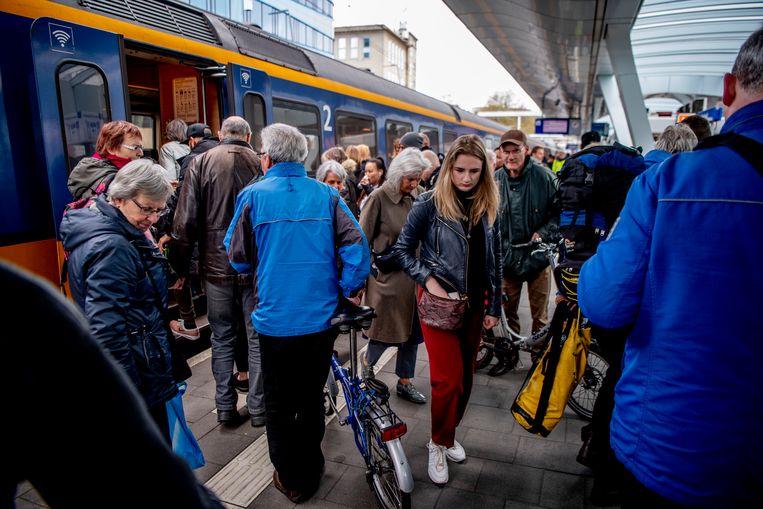 Station Arnhem, vanaf hier is het nog negen minuten lopen naar de Hovenierstraat.  Beeld Hollandse Hoogte / Robin Utrecht