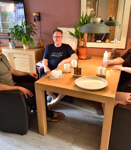 Henny en Angelique wonen met dochter en Syrische vluchteling in véél te krap huis; maar ze kunnen geen kant op