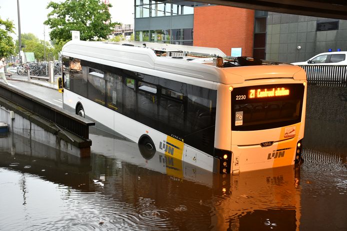 Wateroverlast aan het Berchem Station in Antwerpen.