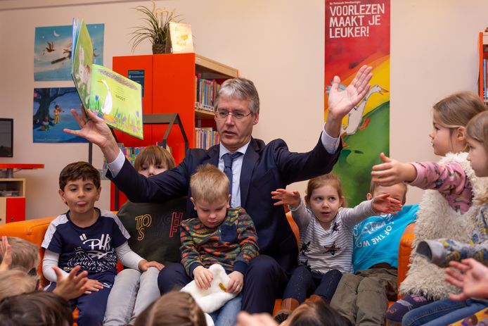 Minister Arie Slob leest voor op de Jenaplanschool de Oostpoort in Delft.