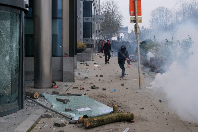 Tijdens de betoging van zondag brak een veldslag uit in de straten van Brussel.