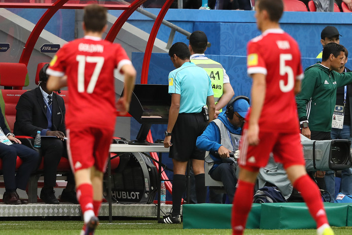 Fahad Al Mirdasi checkt de video-herhaling tijdens Mexico-Rusland in Kazan.