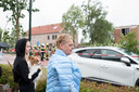 Karin van de Velde (r) kijkt met haar dochter Merel den Engelsman naar de chaos bij hun in de straat. Zij ontsprongen de dans waar bij vijf huizen pal tegenover het dak er af ging.