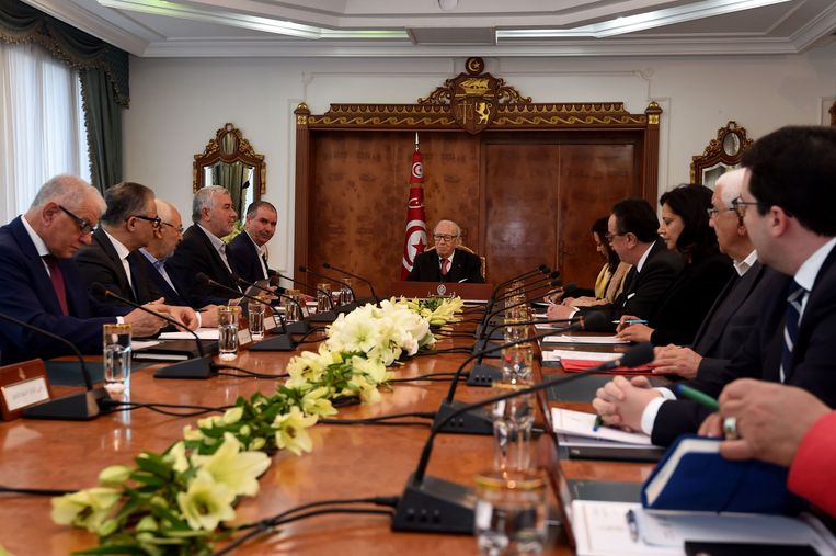  Béji Caïd Essebsi (midden) tijdens een vergadering met de regerende partijen.  Beeld AFP