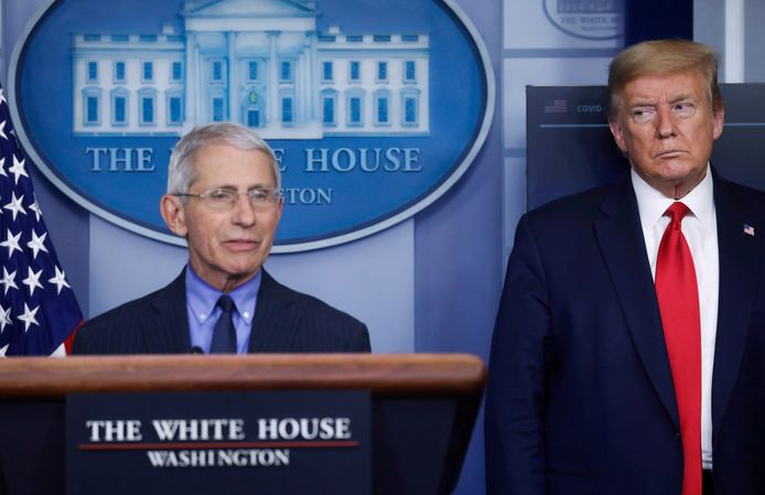 De Amerikaanse president Trump (rechts) en zijn adviseur dokter Fauci.
