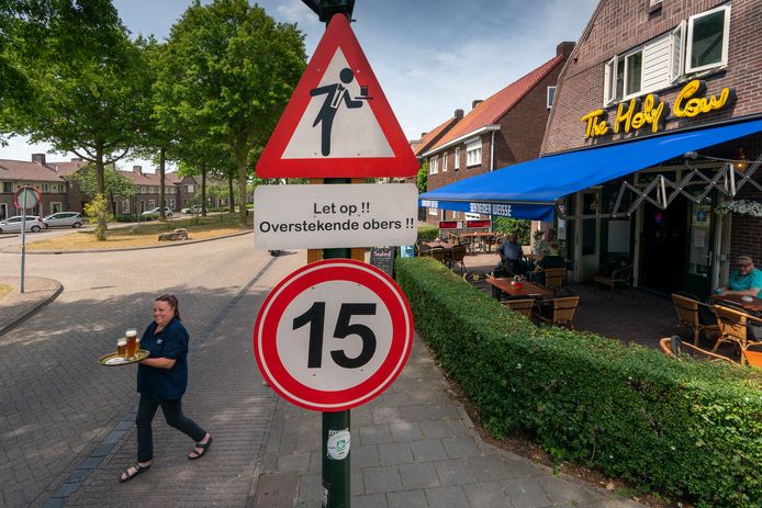 Marianne de Graaf van Rockcafé Holy Cow loopt naar 'zomerterras' aan de Boschweg in Schijndel.
