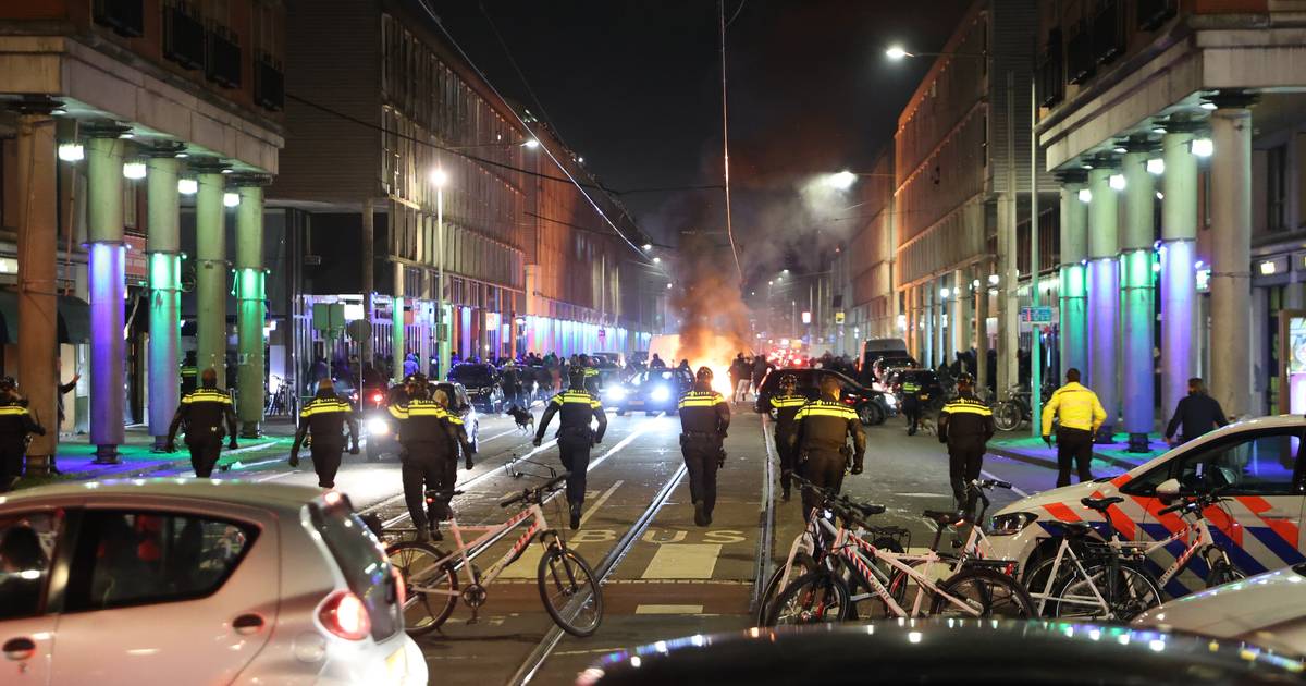 Onrust in Den Haag: Scooters en fietsen in de fik, agenten ...