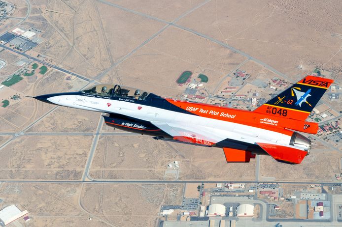 De X-62A VISTA  boven Edwards Air Force Base in Californië, het AI-vliegtuig van Lockheed-Martin.