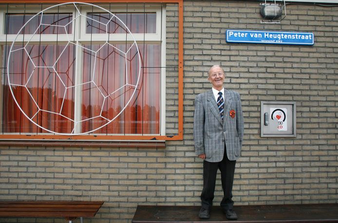Terreinchef Peter van Heugten van NWC in 2009 bij zijn straatnaambordje.