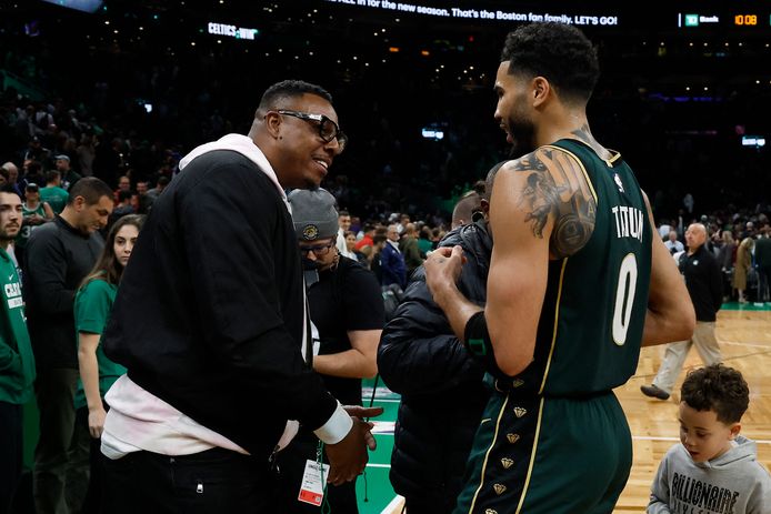 Forward Jayson Tatum praat even bij met Celtics-legende Paul Pierce.