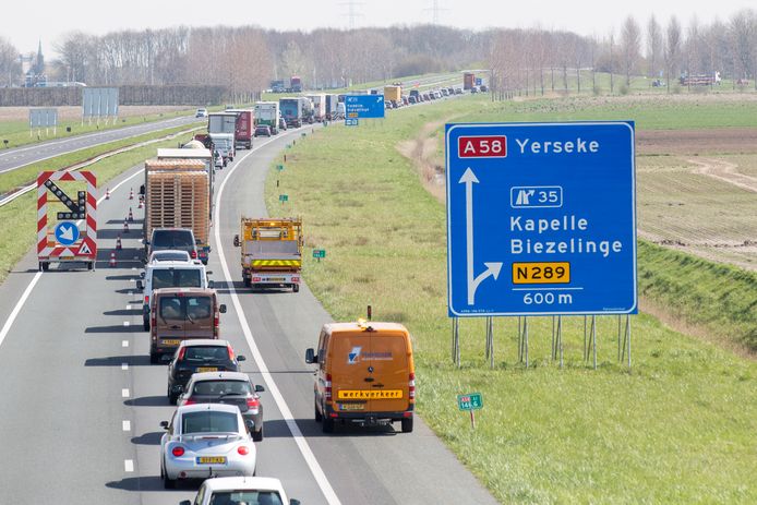 Ter hoogte van afrit  s' Gravenpolder en afrit Yerseke is een lange file ontstaan. Foto ter illustratie.