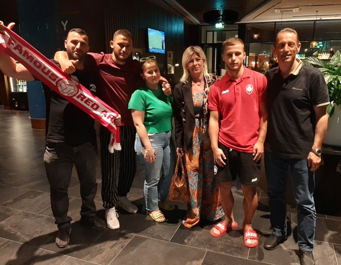 Na de match tegen Drita mocht held van de dag Laurit Krasniqi zijn familie ontvangen in het spelershotel. Van links naar rechts: neef Liridon, broer Leonard, zus Elona, moeder Lumnije, Laurit zelf en vader Fadil.