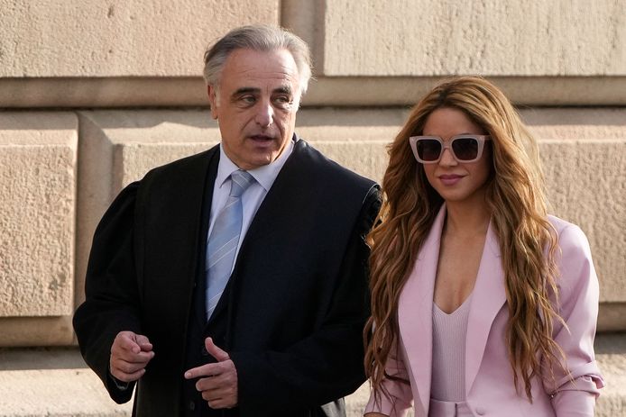 Shakira komt met haar advocaat Pau Molins aan bij de rechtbank maandag.