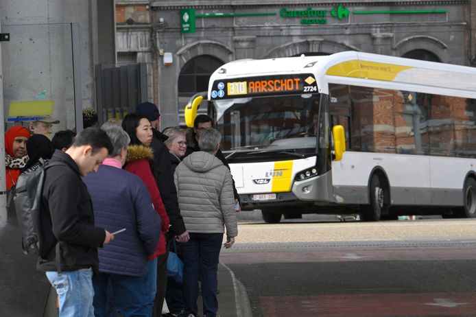 Beeld ter illustratie. Bus van De Lijn rijdt naar een bushalte.
