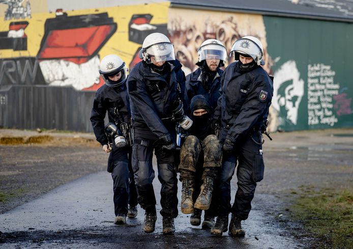 Een klimaatactivist wordt weggevoerd door de politie in Lützerath.