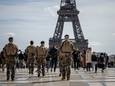Franse soldaten aan de Eiffeltoren in Parijs. Frankrijk verhoogde afgelopen zondag het terreurniveau.