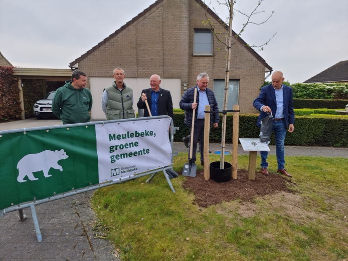 Enkele leden van de groendienst, schepenen Rik Priem en Danny Bossuyt plantten samen met burgemeester Dirk Verwilst een 'klimaatboom' aan.