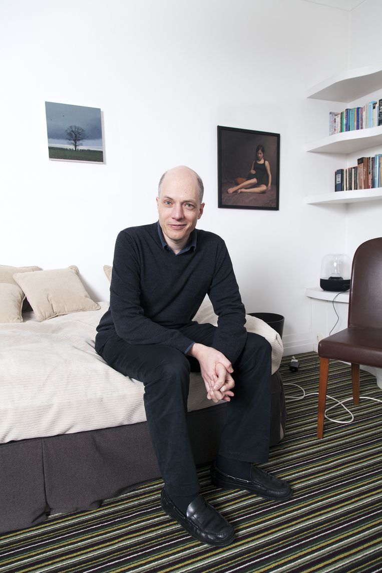 Alain de Botton: ‘Vaak hebben we een heel onrealistisch beeld van het leven van anderen, en dat maakt alleen-zijn nog erger.’ Beeld Thijs groot Wassink / Ruben Lundgren